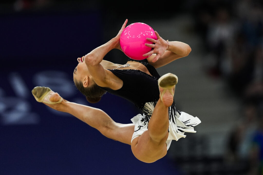 Galleria foto 'Parigi 2024, Sofia Raffaeli e non solo: le foto più belle della gara di ginnastica ritmica' - foto 8