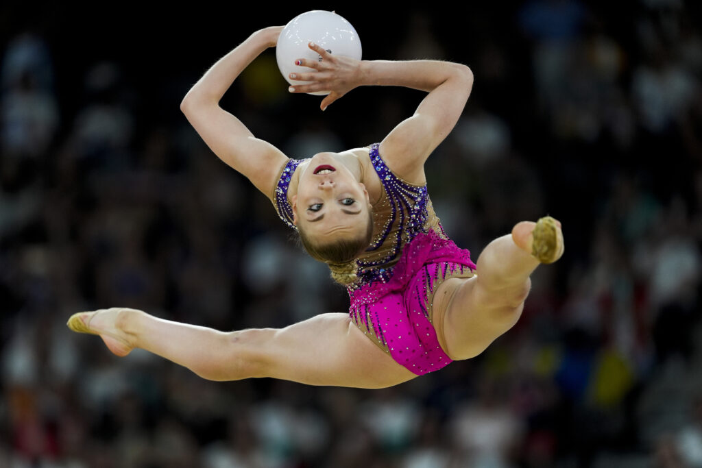 Galleria foto 'Parigi 2024, Sofia Raffaeli e non solo: le foto più belle della gara di ginnastica ritmica' - foto 11