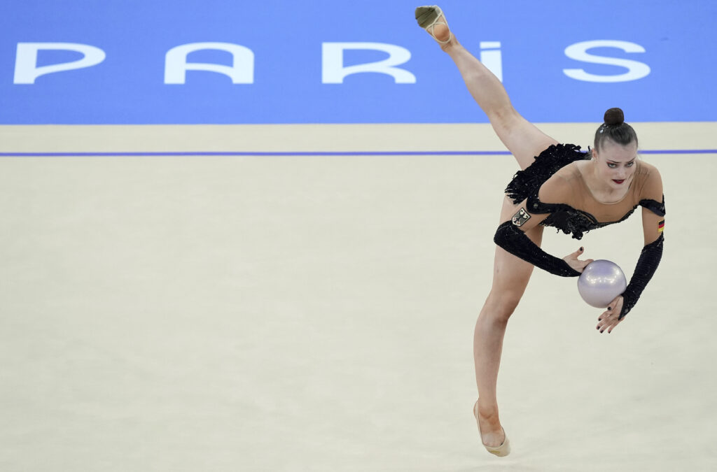 Galleria foto 'Parigi 2024, Sofia Raffaeli e non solo: le foto più belle della gara di ginnastica ritmica' - foto 12