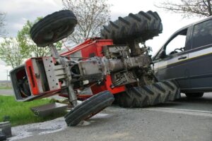 Bari, trattore si ribalta: muore agricoltore