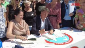 Referendum autonomia, Renzi firma al banchetto di Iv: “Prima sfiducia cittadini a Meloni”