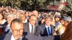 Barcellona, sul palco l’ex leader latitante Puigdemont: “Lunga vita alla Catalogna libera!”