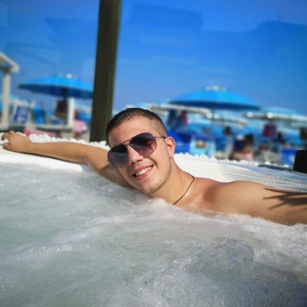 Omar Bassi morto a 23 anni in vacanza, per parenti “ucciso da buttafuori”