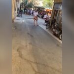 Palma di Maiorca, turisti si picchiano per accaparrarsi un posto sul trenino: il video è virale