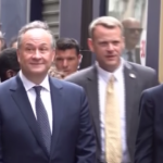 Parigi 2024, il marito di Kamala Harris Doug Emhoff visita il quartiere ebraico