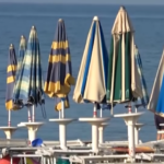 Balneari, a Ostia i bagnanti si dividono sullo sciopero dell’ombrellone