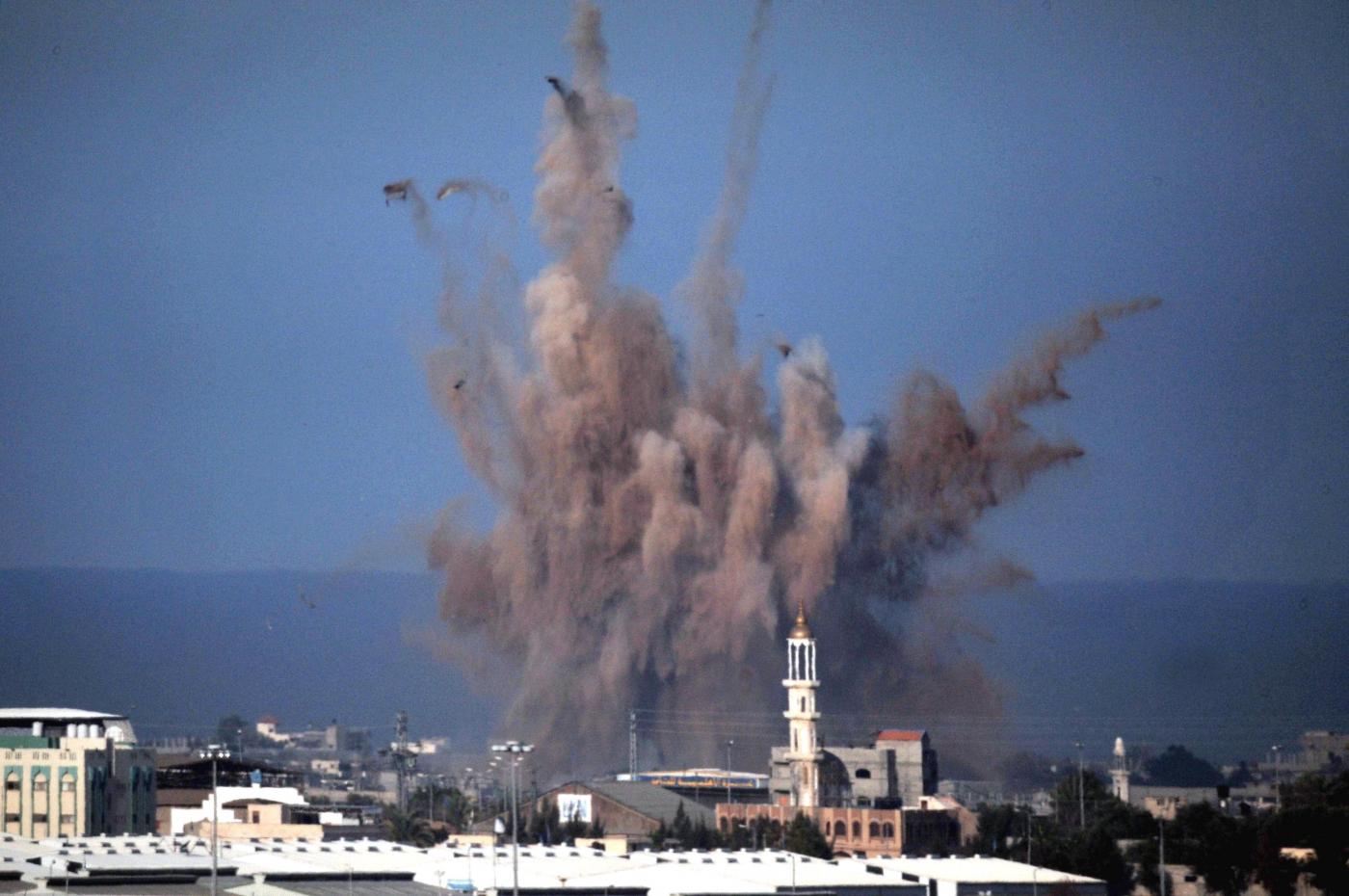 Gaza, raid israeliano su scuola: almeno 100 vittime