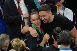 Parigi 2024, ginnastica ritmica: Maurelli riceve proposta matrimonio dopo premiazione