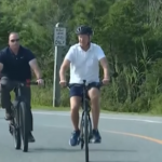 Usa, giro in bicicletta in Delaware per il presidente Joe Biden