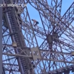 Parigi 2024, uomo si arrampica sulla Tour Eiffel: la scalata ripresa dai turisti