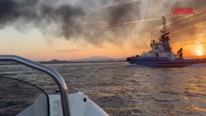 Olbia, yacht di 40 metri va a fuoco: il video delle operazioni di spegnimento