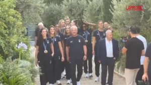 Parigi 2024, l’arrivo a Casa Italia delle azzurre dell’Italvolley