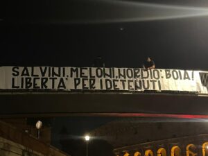 Carceri, striscione anti Meloni-Nordio al Colosseo: ‘Boia, libertà per detenuti’