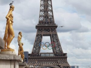 Parigi 2024, uomo si arrampica su Tour Eiffel: evacuato monumento