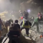 Ucraina, padre e figlio uccisi in un attacco russo: i soccorritori recuperano i corpi