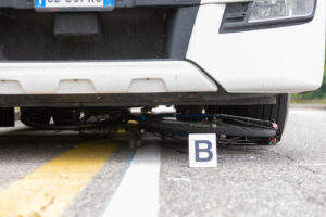 Incidente a Milano, ciclista investito e ucciso da un camion