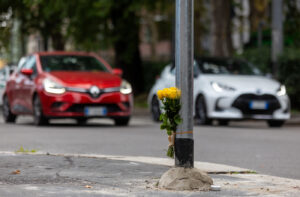 Milano - Incidente in viale Umbria, morto il ragazzo di 18 anni schiacciato contro un palo