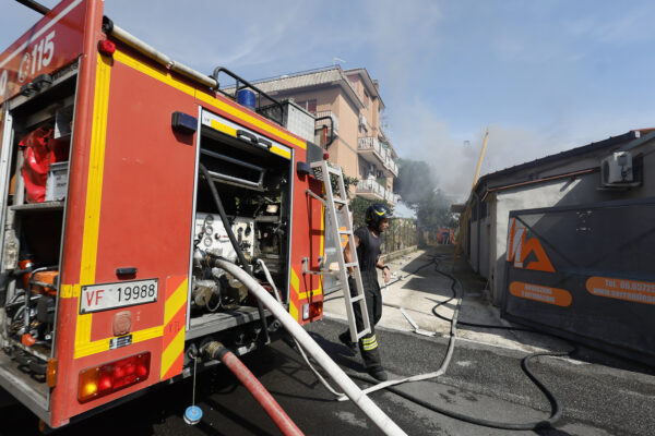 Roma - Incendio al Trullo