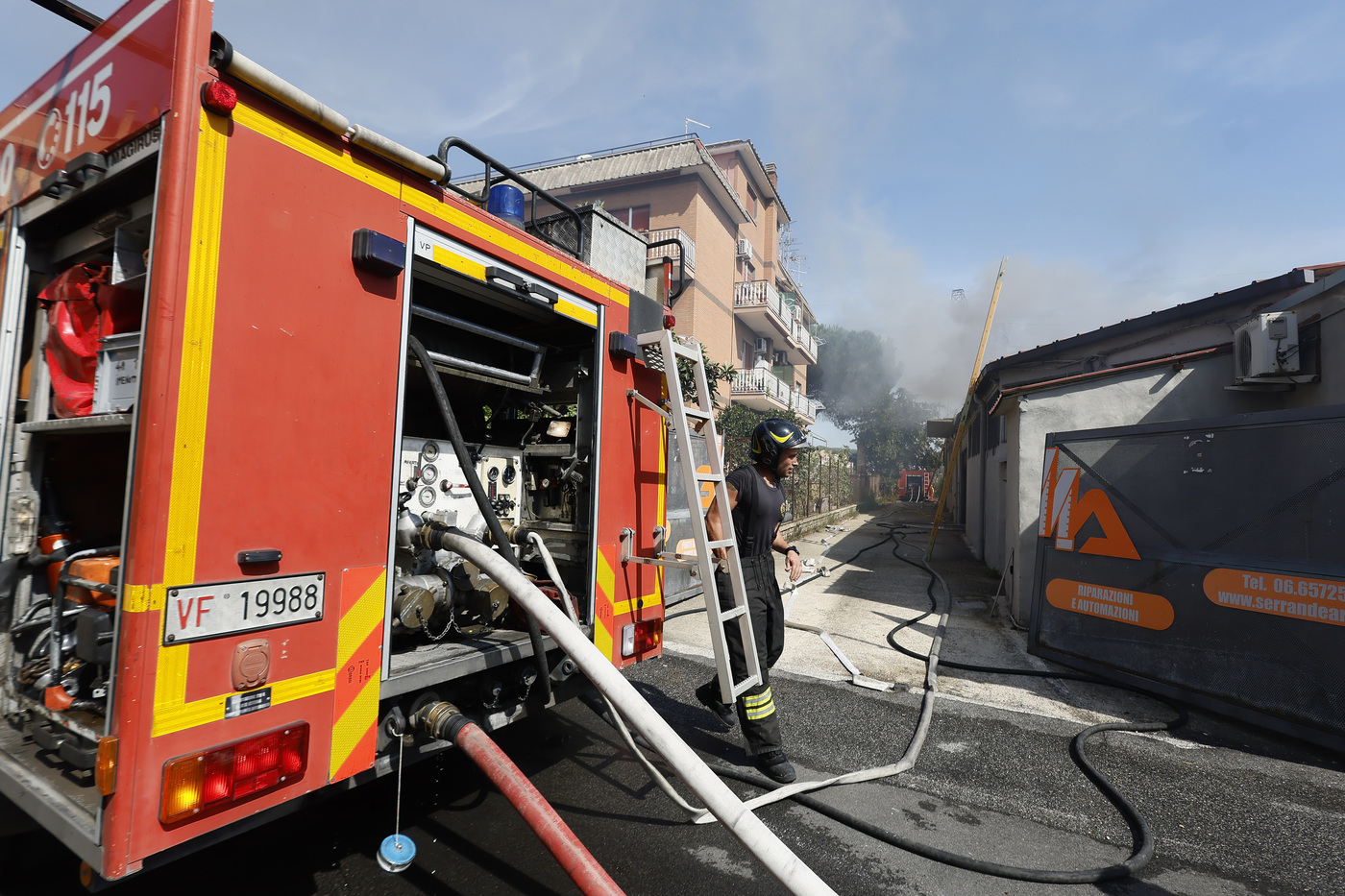 Roma, grosso incendio in campo nomadi a Guidonia