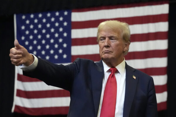 Donald Trump, parla durante un comizio elettorale a Bozeman