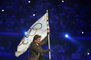 Parigi 2024, chiuse le Olimpiadi: passaggio di consegne a Los Angeles con Tom Cruise