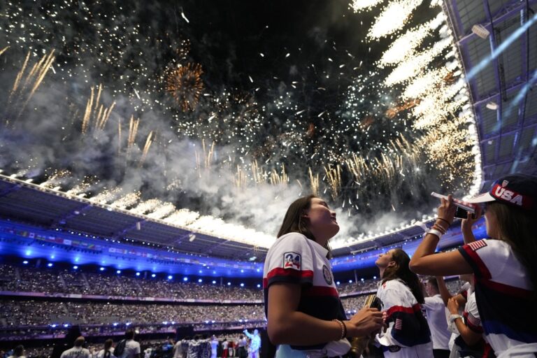 Parigi 2024, le più belle foto della cerimonia di chiusura