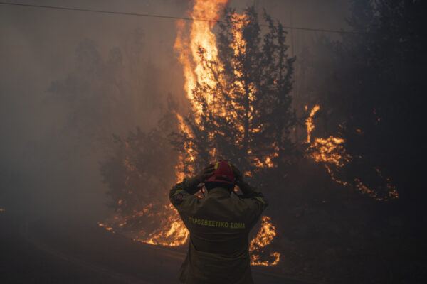 Grecia, grossi incendi vicino ad Atene: migliaia di evacuati