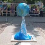 Emergenza climatica, una terra che si scioglie in Piazza della Scala a Milano