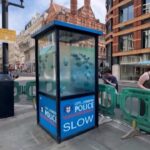 Londra, opera di Banksy “compare” su cabina della polizia