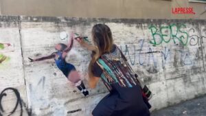 Roma, vandalizzato il murale di Paola Egonu: una passante lo ridipinge coi colori naturali