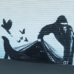 Londra, l’ultima opera di Banksy: animali in fuga dallo zoo