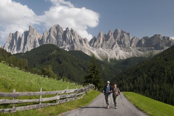 IMMAGINI A COLORI, FOTOGRAFIA, DESTINAZIONE DI VIAGGIO, GIORNO, ESTERNO, ALL' APERTO, ORIZZONTALE, PEOPLE, COPPIA, COPPIE, RICREAZIONE, TURISTI, TURISMO, CAMMINARE, CAMMINATORI, ESCURSIONE A PIEDI, ESCURSIONISTI, PASSEGGIARE, MONTAGNE, ODLE