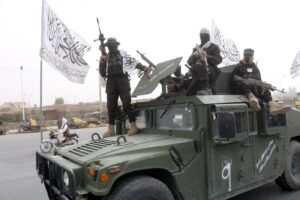 Talebani durante la celebrazione del secondo anniversario del ritiro delle truppe guidate dagli Stati Uniti dall'Afghanistan