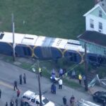 Usa, autobus si schianta contro il porticato di una casa a Pittsburgh