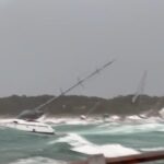Spagna, forte mareggiata a Formentera: yacht e barche finiscono contro gli scogli