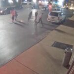Usa, manifestante carica un poliziotto e gli provoca una lesione cerebrale: i video delle telecamere