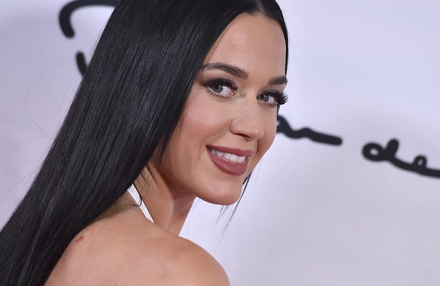 Spagna, indagini su video Katy Perry in dune protette a Formentera