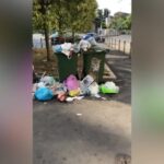 Milano, degrado in piazzale Baiamonti: bivacchi e immondizia sui marciapiedi