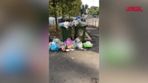 Milano, degrado in piazzale Baiamonti: bivacchi e immondizia sui marciapiedi