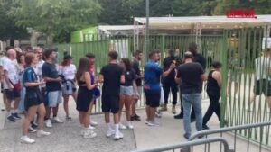 Supercoppa Europea, tifosi Atalanta in fila per un posto al maxischermo a Bergamo