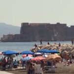 Ferragosto a Napoli, spiagge prese d’assalto e file agli imbarchi per le isole