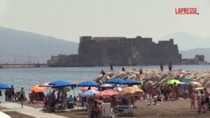 Ferragosto a Napoli, spiagge prese d’assalto e file agli imbarchi per le isole