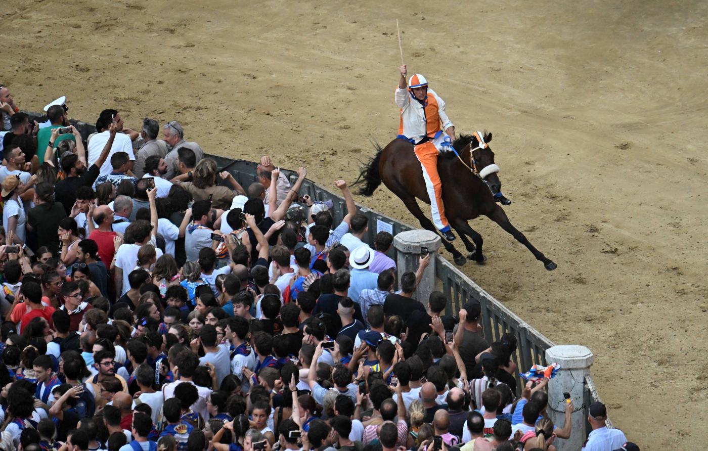 Palio Siena, rinviato per maltempo