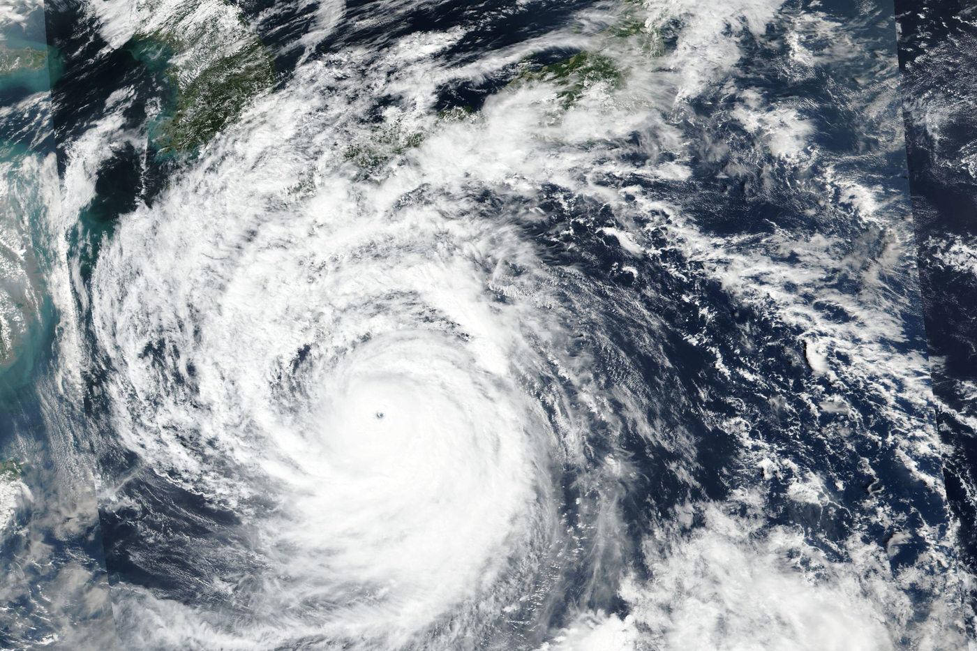 Giappone, migliaia di evacuati per il tifone Ampil: a Tokyo cancellati voli e treni