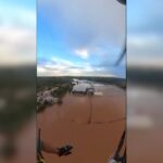 Spagna, alluvione a Minorca: l’elicottero porta in salvo persone sui tetti delle case
