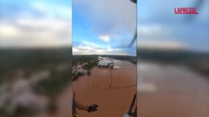 Spagna, alluvione a Minorca: l’elicottero porta in salvo persone sui tetti delle case