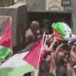 Cisgiordania, 23 enne ucciso in raid israeliani: centinaia di persone al funerale