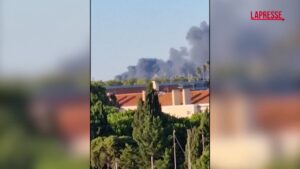 Lisbona, incendio vicino l’aeroporto: grande colonna di fumo nero