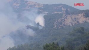 Incendi in Turchia: i vigili del fuoco cercano di domare le fiamme