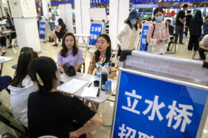 Cina, disoccupazione giovanile sale al 17,1% a luglio